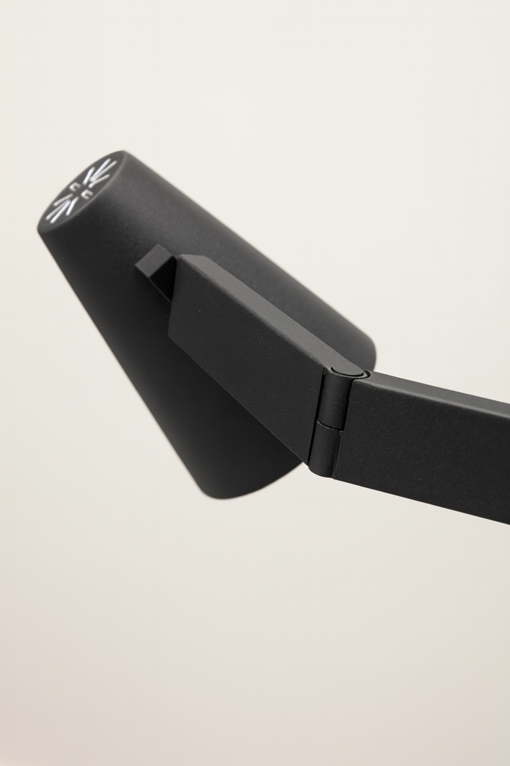 Angle, Lampada da tavolo (42cm X 15cm H. 60.5cm)