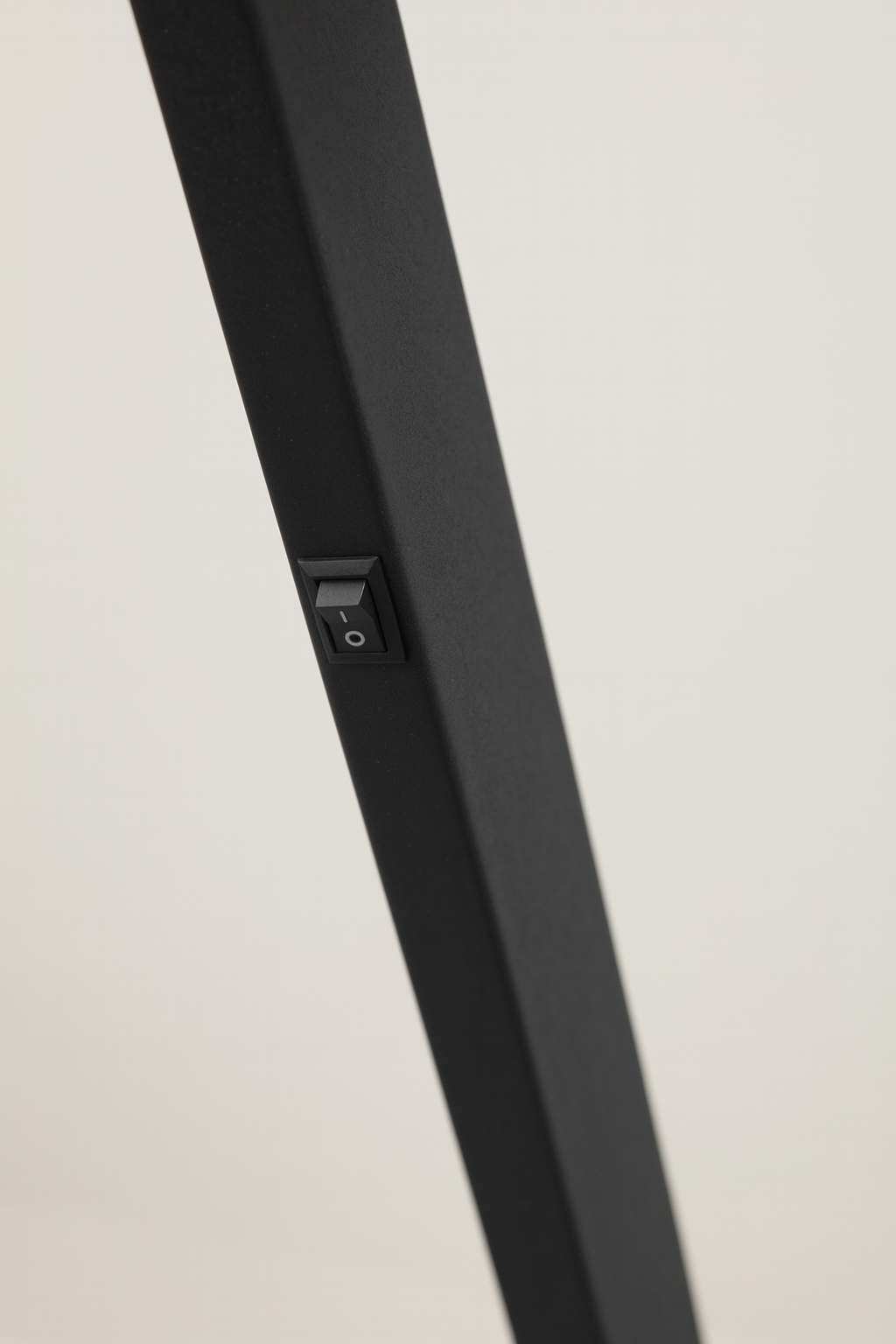 Angle, Lampada da tavolo (42cm X 15cm H. 60.5cm)